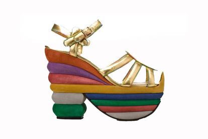 Salvatore Ferragamo. Sandalias de cuero dorado y plataforma de corcho arcoíris diseñadas, especialmente, para la actriz Judy Garland. Año 1938. / MoMu