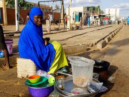 Vendedora en una calle de Niamey, la capital de Níger, este 2 de agosto.