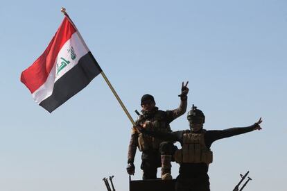 Miembros de las fuerzas iraquíes entran en el norte de Tikrit el 11 de marzo.