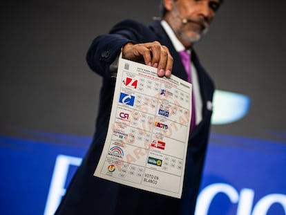 Un funcionario público muestra la boleta para las elecciones colombianas de este año, con el espacio para el Partido Liberal arriba a la izquierda.