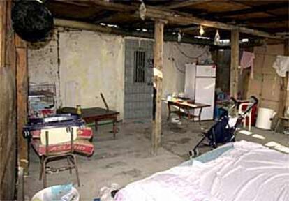 Interior de la chabola en la que vivían Emilio Montoya y Rocío Iglesias con sus hijos.