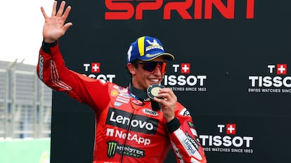 Mar Márquez, of the Ducati Lenovo team, celebrates with his podium medal after winning the sprint of the Thailand GP this Saturday.