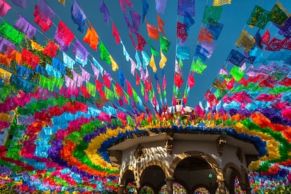 Banderas de papel picado colgadas sobre la plaza con un quiosco durante las festividades del Día de los Muertos el 31 de octubre de 2022 en Tlaquepaque, Jalisco, México.