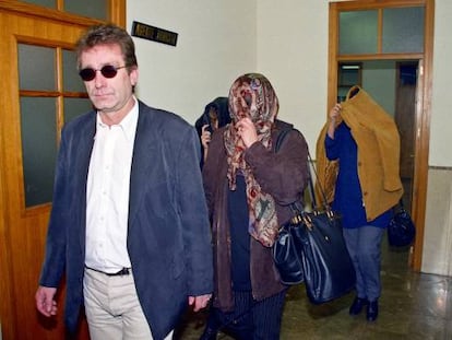 Dianna Ritter y unos familiares se cubren el rostro a su entrada en los juzgados de Palma de Mallorca el  11 de noviembre de 1997.