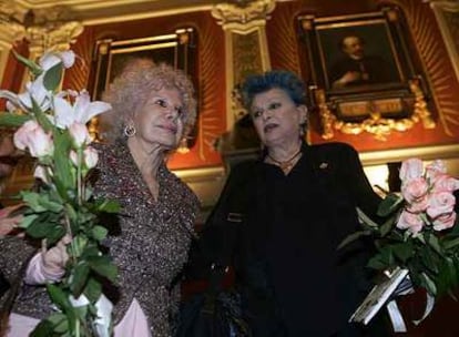 Lucía Bosé, condecorada ayer en Madrid, y la duquesa de Alba.