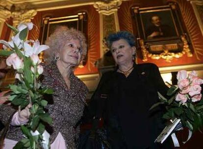 Lucía Bosé, condecorada ayer en Madrid, y la duquesa de Alba.