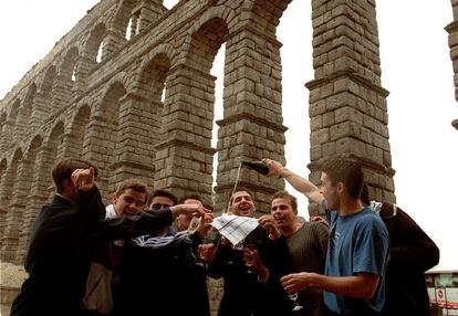Un grupo de jóvenes celebra el primer premio, junto al Acueducto de Segovia el 22 de diciembre de 2000. el número de la suerte fue el 49.740