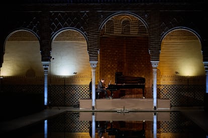 Foto 3: Pierre-Laurent Aimard durante la interpretación de su último recital en el Patio de los Arrayanes de la Alhambra, la noche del 7 de julio en Granada, en una imagen facilitada por el festival.