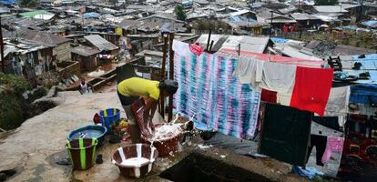 Una mujer lava la ropa en un suburbio de Freetown (Sierra Leona).