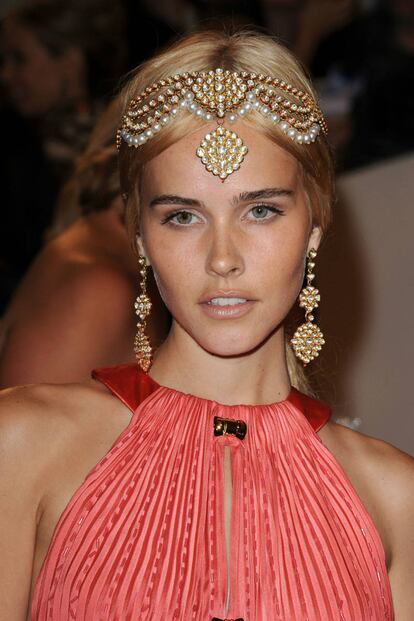 Isabel Lucas con una barroca diadema de pedrería y pendientes a juego.