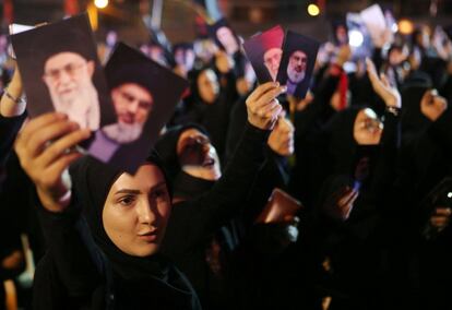 Partidarias del líder del Hezbolá, Sayyed Hassan Nasrallah, cantan consignas mientras se dirige a sus seguidores a través de una pantalla la noche antes de que los chiítas musulmanes conmemoren el día de Ashura, en Beirut (Líbano). 