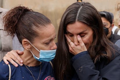 La reina Letizia emocionada se abraza a una vecina durante su visita a Paiporta, este domingo. 