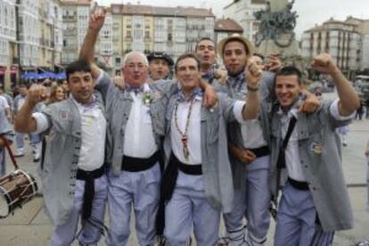 Un grupo de blusas se divierte en la plaza de la Virgen Blanca.