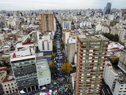 Vista aérea de la concentración de manifestantes que participan en la marcha por el Día Internacional de los Trabajadores, en Buenos Aires, (Argentina)