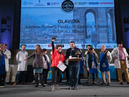 El queso Oladivia, de la quesería andaluza Quesos y Besos 'Artesanos de Sierra Morena', recibe el premio World Cheese Awards 2021 en el Palacio de Exposiciones y Congresos Ciudad de Oviedo el 3 de noviembre.