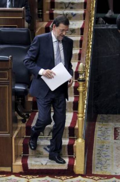 El presidente del Gobierno, Mariano Rajoy, se dirige al estrado hoy para iniciar su comparecencia ante el pleno del Congreso.