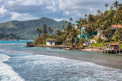 Casas caribeñas y cocoteros en la costa sur de Isla Grande.