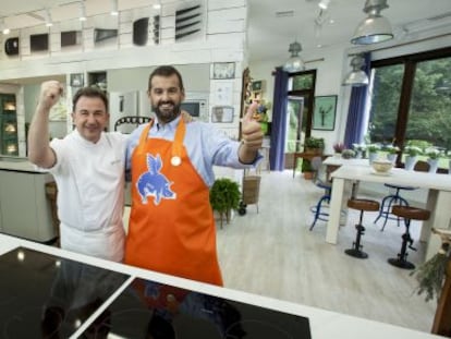 Los cocineros Mart&iacute;n Berasategui y David de Jorge, en la cocina del programa.