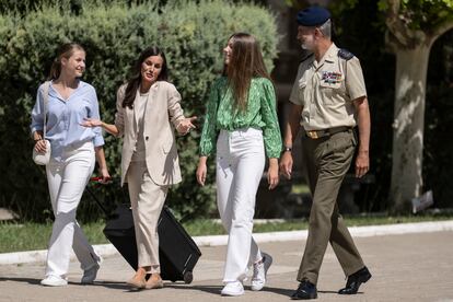 La Princesa de Asturias, Leonor (1i), llega acompañada del Rey Felipe VI;  la Reina Letizia (2i); y su hermana la Infanta Sofía (2d); a la Academia General Militar de Zaragoza con motivo de su ingreso para realizar su formación el 17 de agosto de 2023