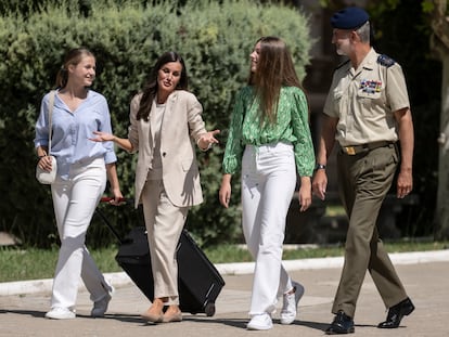 La Princesa de Asturias, Leonor (1i), llega acompañada del Rey Felipe VI;  la Reina Letizia (2i); y su hermana la Infanta Sofía (2d); a la Academia General Militar de Zaragoza con motivo de su ingreso para realizar su formación el 17 de agosto de 2023