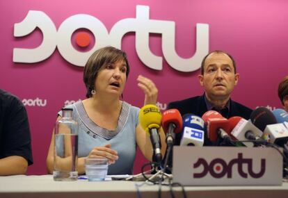 Maribi Ugarteburu y Pernando Barrena, en la rueda de prensa de Sortu.