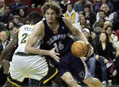 Gasol intenta llegar a canasta frente a Petro en el partido de ayer entre Memphis y Seattle.