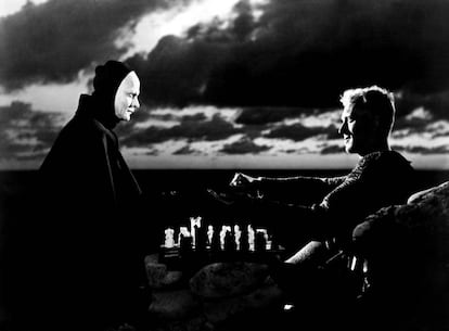 En 'El séptimo sello' Max Von Sydow se buscaba un enemigo realmente difícil de batir: la mismísima muerte.