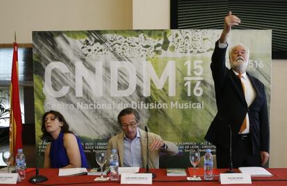 El secretario de Estado de Cultura, José María Lassalle (centro), el director del Centro Nacional de Difusión Musical, Antonio Moral, y la directora general de INAEM, Montserrat Iglesias, durante la presentación de la temporada 2015/16 del CNDM.
