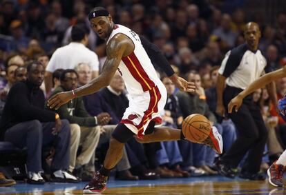 LeBron James, de los Miami Heat, persigue el bal&oacute;n en el partido contra loas Charlotte Bobcats.