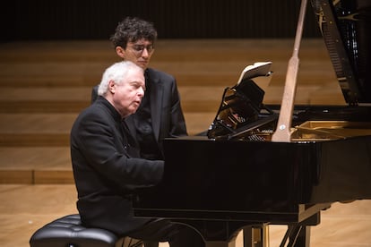András Schiff, completamente imerso na música de Bach durante sua apresentação do segundo livro de O Cravo Bem Temperado.