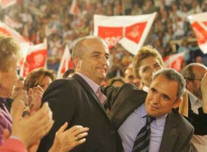 Sebastián y Simancas, en el mitin de cierre de campaña en el pabellón Fernando Martín de Fuenlabrada.