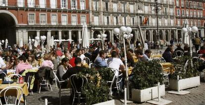 Turistas en la Plaza Mayor de Madrid.