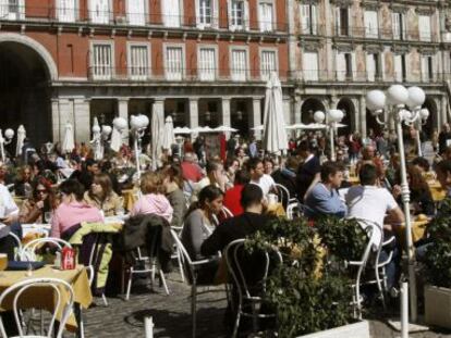 Turistas en la Plaza Mayor de Madrid.