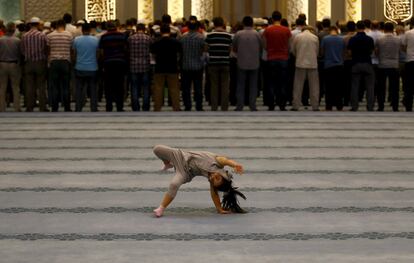 Una niña juega en el interior de una mezquita durante la oración de la noche en Ankara, Turquía.