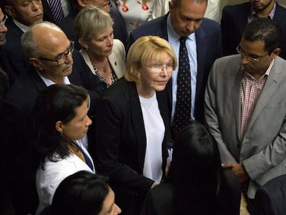 Luisa Ortega chega na segunda-feira à Assembleia Nacional em Caracas.