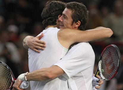 El ruso abraza a Del Potro