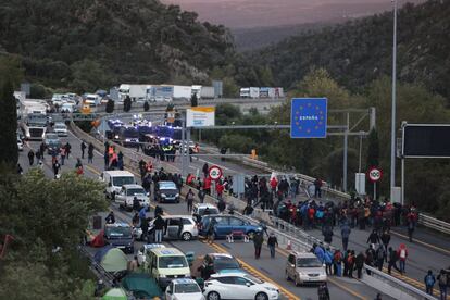 La circulación entre España y Francia por la autopista que pasa por la localidad fronteriza de La Jonquera, cortada desde el lunes por las protestas convocadas por Tsunami Democràtic, se ha restablecido sobre las dos y media de la tarde de este martes. En la imagen, el paso fronterizo, a las siete de la mañana, con los Mossos desplegados al fondo.