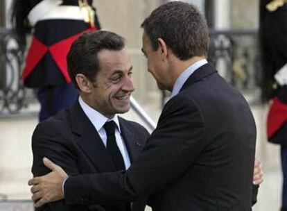 Zapatero y Sarkozy se saludan antes de la reunión celebrada en París