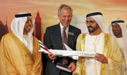 El vicepresidente de Dubai, Sheikh Mohammed bin Rashid al Maktoum a la derecha, junto al presidente de Boeing, James McNerney, durante el sal&oacute;n aerona&uacute;tico.