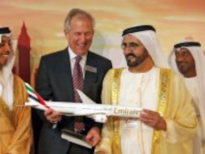 El vicepresidente de Dubai, Sheikh Mohammed bin Rashid al Maktoum a la derecha, junto al presidente de Boeing, James McNerney, durante el sal&oacute;n aerona&uacute;tico.