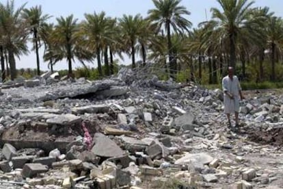 Un iraquí camina sobre los escombros de una casa destruida durante el bombardeo que mató a Zarqaui.