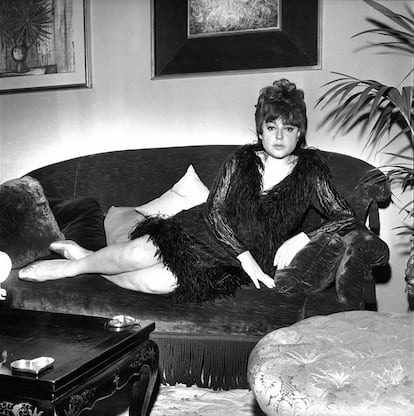 Régine Zylberberg fotografiada en su casa de París en 1965.