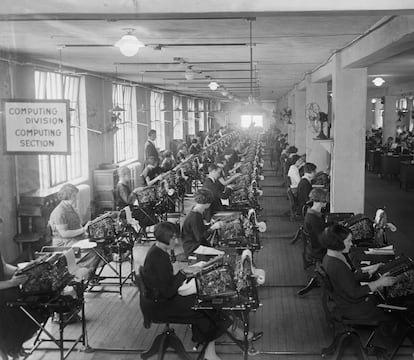 Women working in a U.S. company in the 1920s.