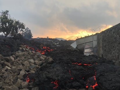 Los habitantes de la ciudad de Goma, capital de la provincia de Kivu del Norte, en el este de la República Democrática del Congo (RDC), que huyeron la noche del sábado tras la erupción del volcán Nyiragongo, regresan poco a poco a sus casas después de que la lava se haya detenido. En la imagen, columna de lava ardiente fluye por una calle de Goma, a primera hora de la mañana del domingo.