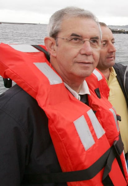 Emilio Pérez Touriño, a bordo de una lancha en Moaña (Pontevedra).