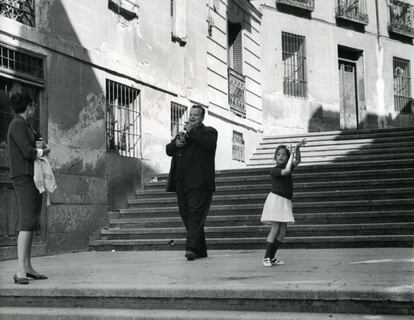 La Comunidad rescata casi 150 fotografías de los cincuenta y sesenta, muchas de ellas inéditas, para una nueva exposición en la Sala El Águila (barrio de Delicias). En la imagen, Orson Welles con su mujer Paola Mori y su hija Beatrice Welles en la travesía del Nuncio en Madrid, hacia 1960.