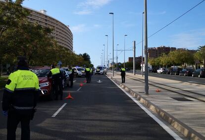 Control policial en la avenida de Las Naciones, en playa de San Juan