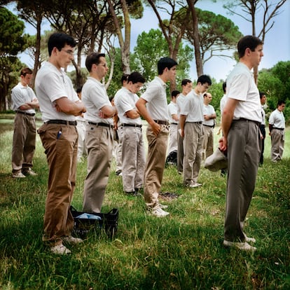 Los legionarios solo tienen 15 días de vacaciones al año, y siempre en comunidad. Una vez al mes salen a hacer deporte en los pinares de Ceri, a las afueras de Roma. Hacen deporte con la misma determinación con la que rezan. Su forma física es envidiable. Es una de las maneras para combatir las tentaciones. Tras el ejercicio, unos minutos para el examen de conciencia.