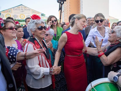 La vicepresidenta segunda del Gobierno y ministra de Trabajo y Economía Social, Yolanda Díaz, junto al ministro de Consumo, Alberto Garzón, este jueves en la Feria de Sevilla.