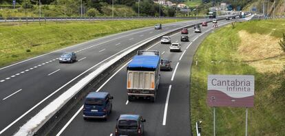 Autopista AP-8 en el límite entre Bizkaia y Cantabria, a su paso por El Haya (Cantabria).